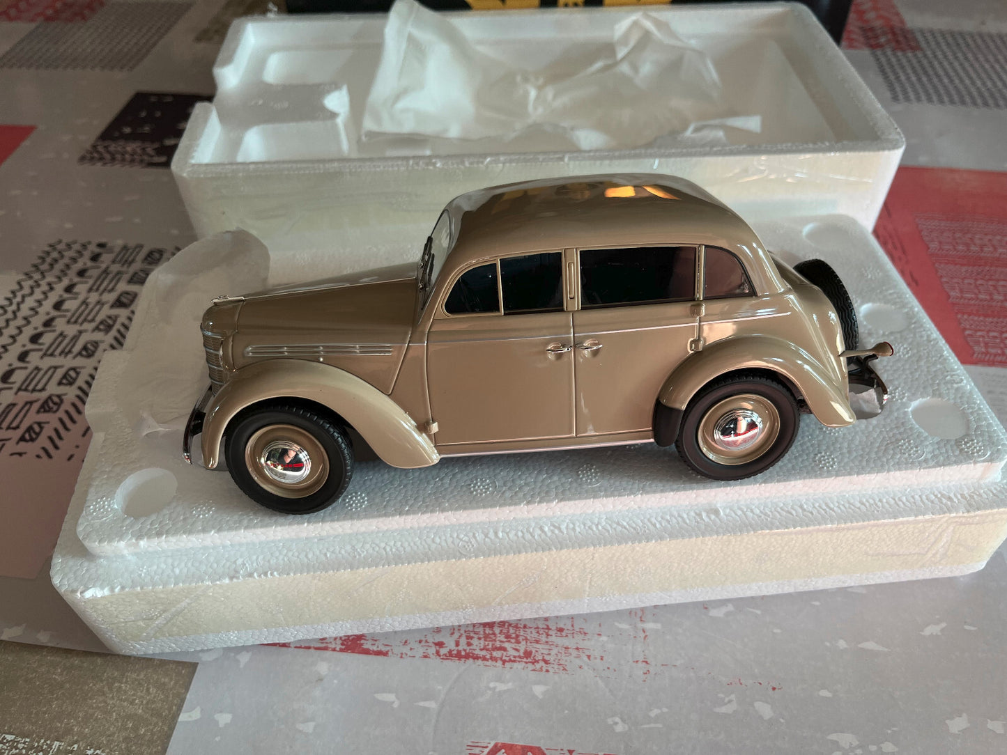 Voiture miniature Opel Kadett K38 Beige KK Scale au 1/18