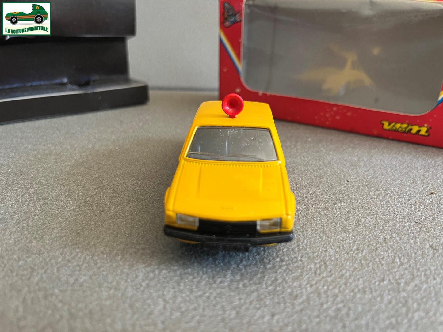 Voiture Miniature Peugeot 305 Pinder Verem au 1/43