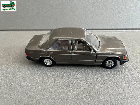 Ancienne Miniature Voiture Mercedes 190E Burago 1/25