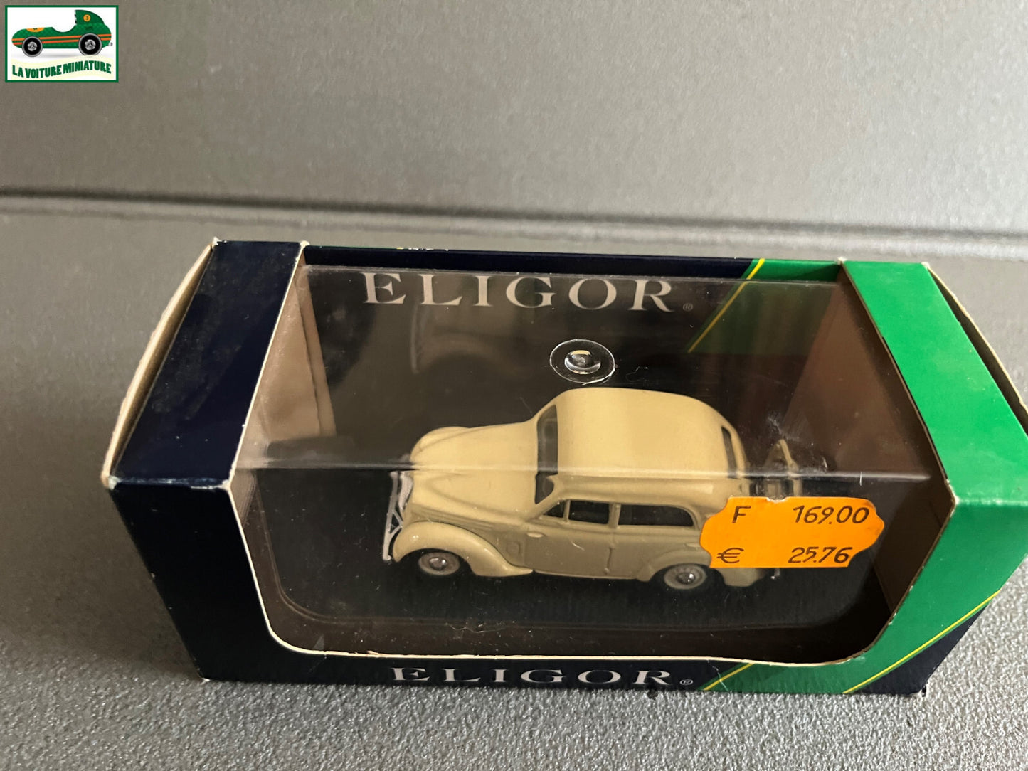 Voiture miniature Renault Juvaquatre Berline Eligor France au 1/43