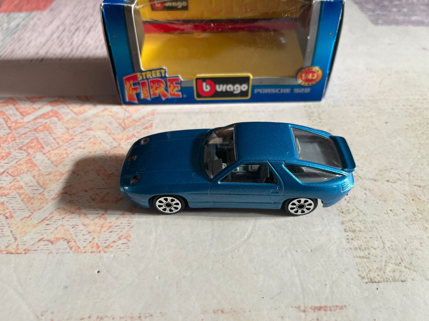 Voiture miniature Burago Street Fire Porsche 928 au 1/43