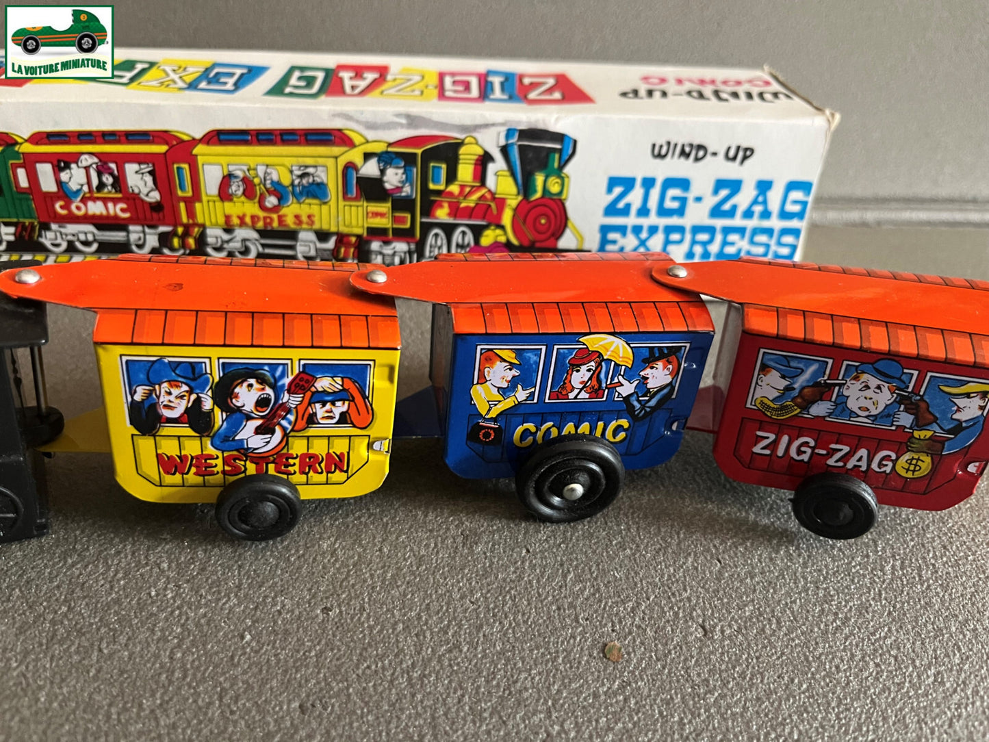 Ancien Jouet de Bazar Plastique Mécanisme Clé Train Zig Zag Express Comic Corée
