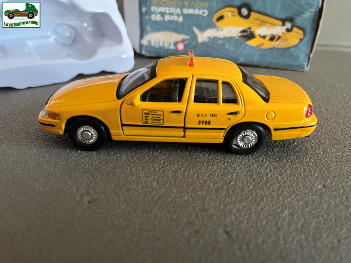 Voiture Miniature Ford Crown Victoria New York Taxi du Monde Welly au 1/38