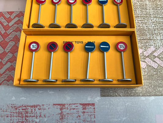 Voiture miniature Lot de 12 Panneaux de Signalisation Routière Dinky Toys Atlas