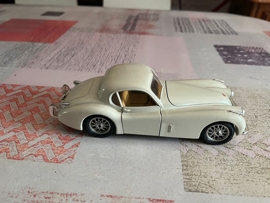 Voiture miniature Jaguar XK 120 1948 Burago 1/24