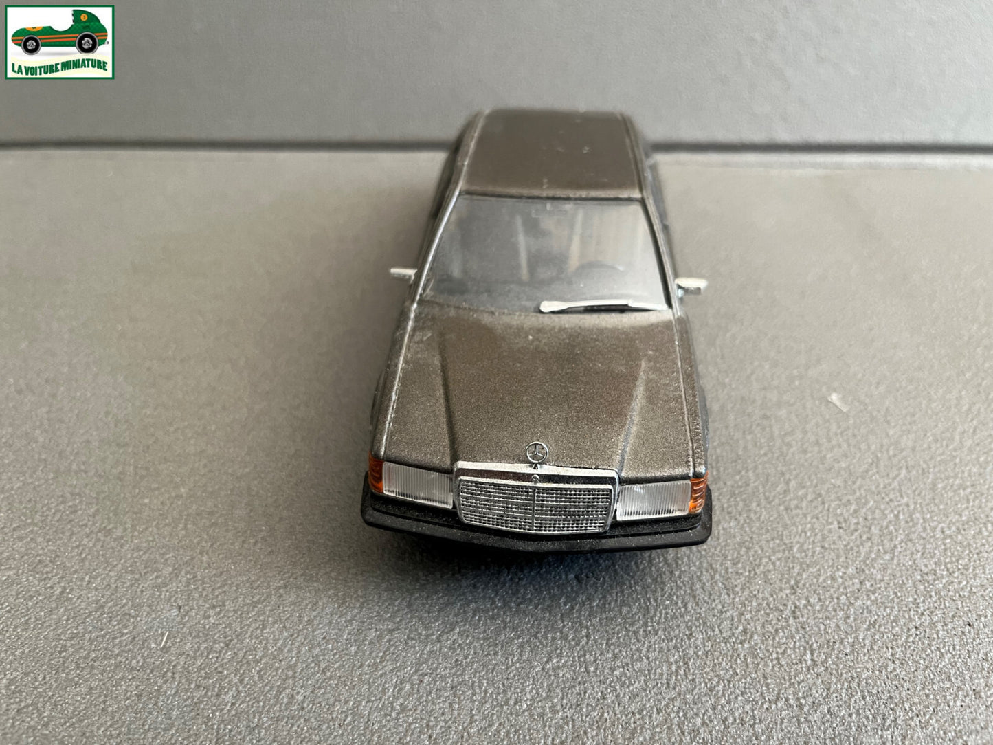 Ancienne Miniature Voiture Mercedes 190E Burago 1/25