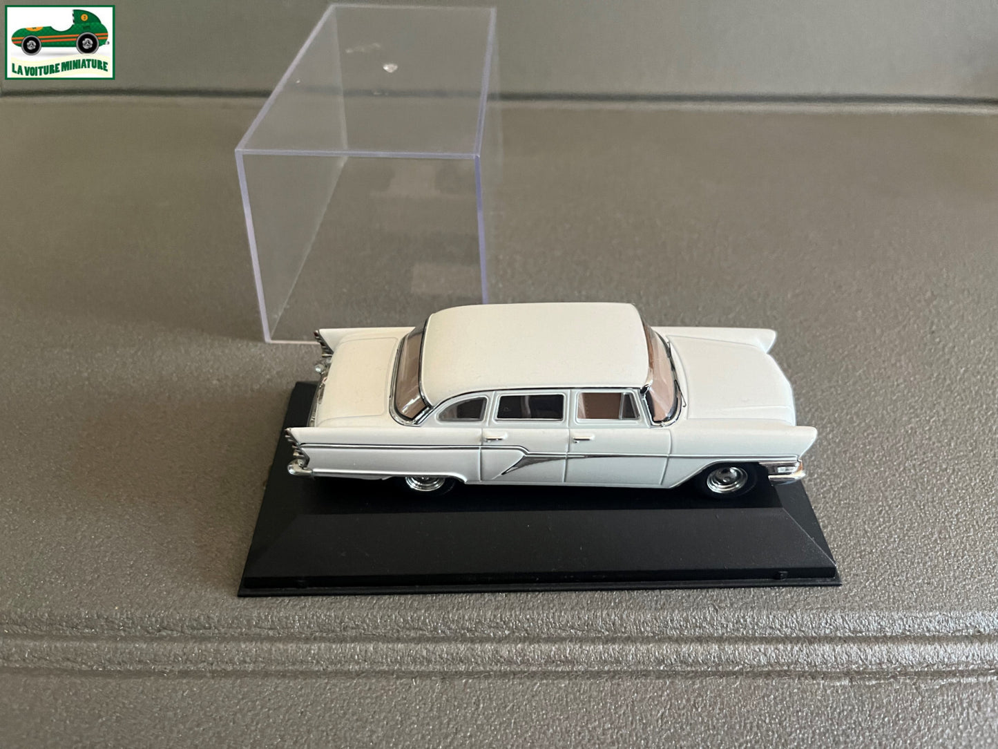 Voiture miniature 1965 Gaz 13 Tchaika IST au 1/43