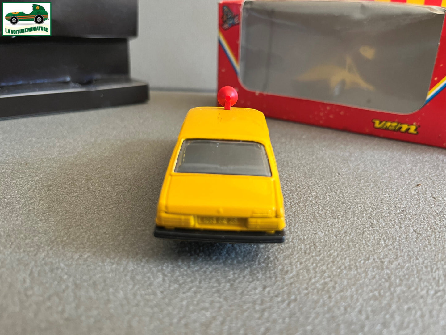 Voiture Miniature Peugeot 305 Pinder Verem au 1/43