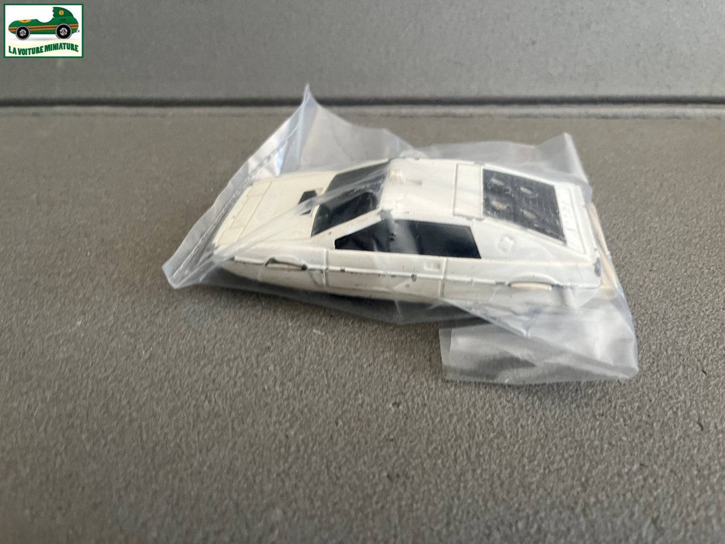 Voiture Miniature Lotus Esprit 007 Bond Corgi GT Britain 1/35 1/36 Epave
