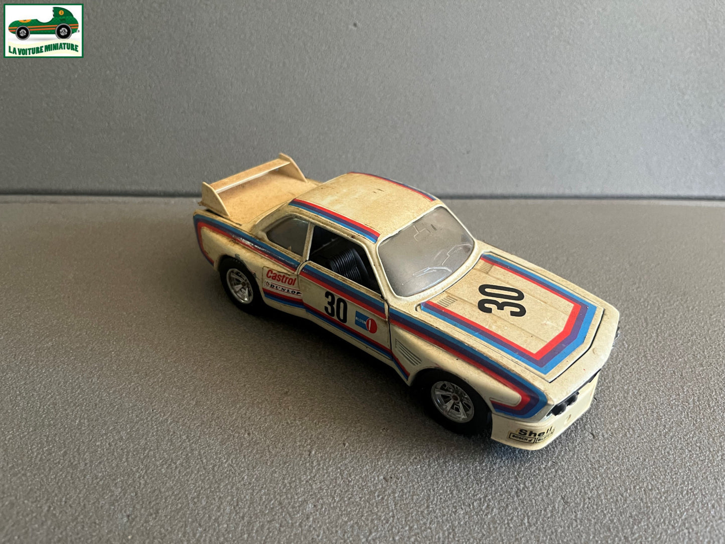 Ancienne Voiture Miniature BMW 3.0 CS Burago au 1/24 Epave