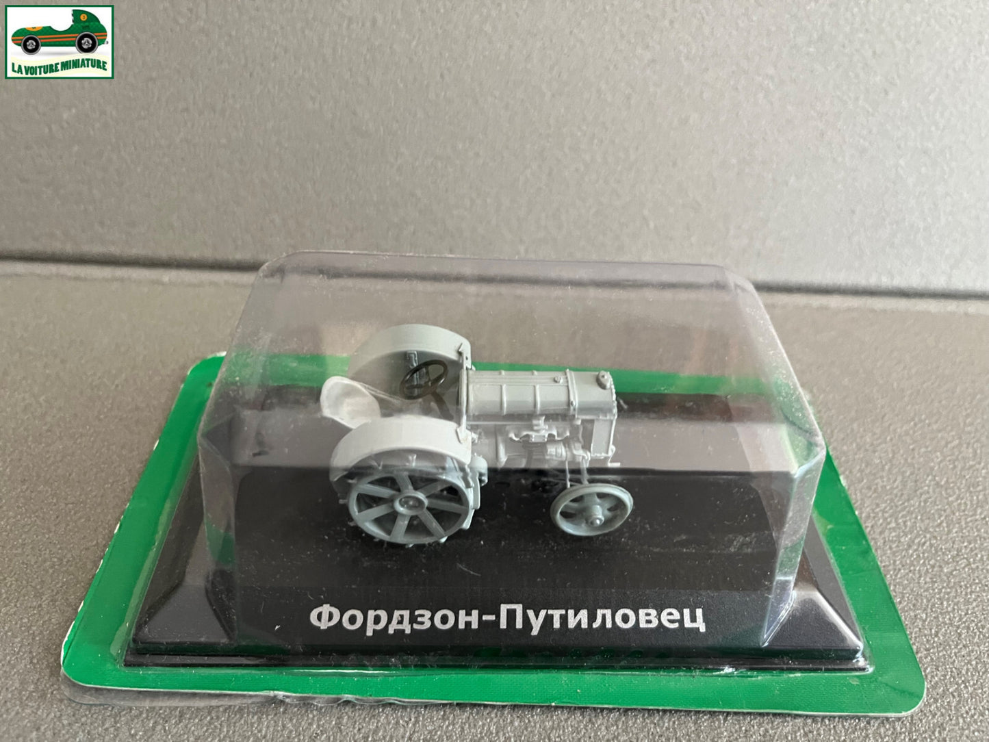 Voiture miniature Tracteur Agricole Russe URSS Fordson Putilovets Hachette 1/43