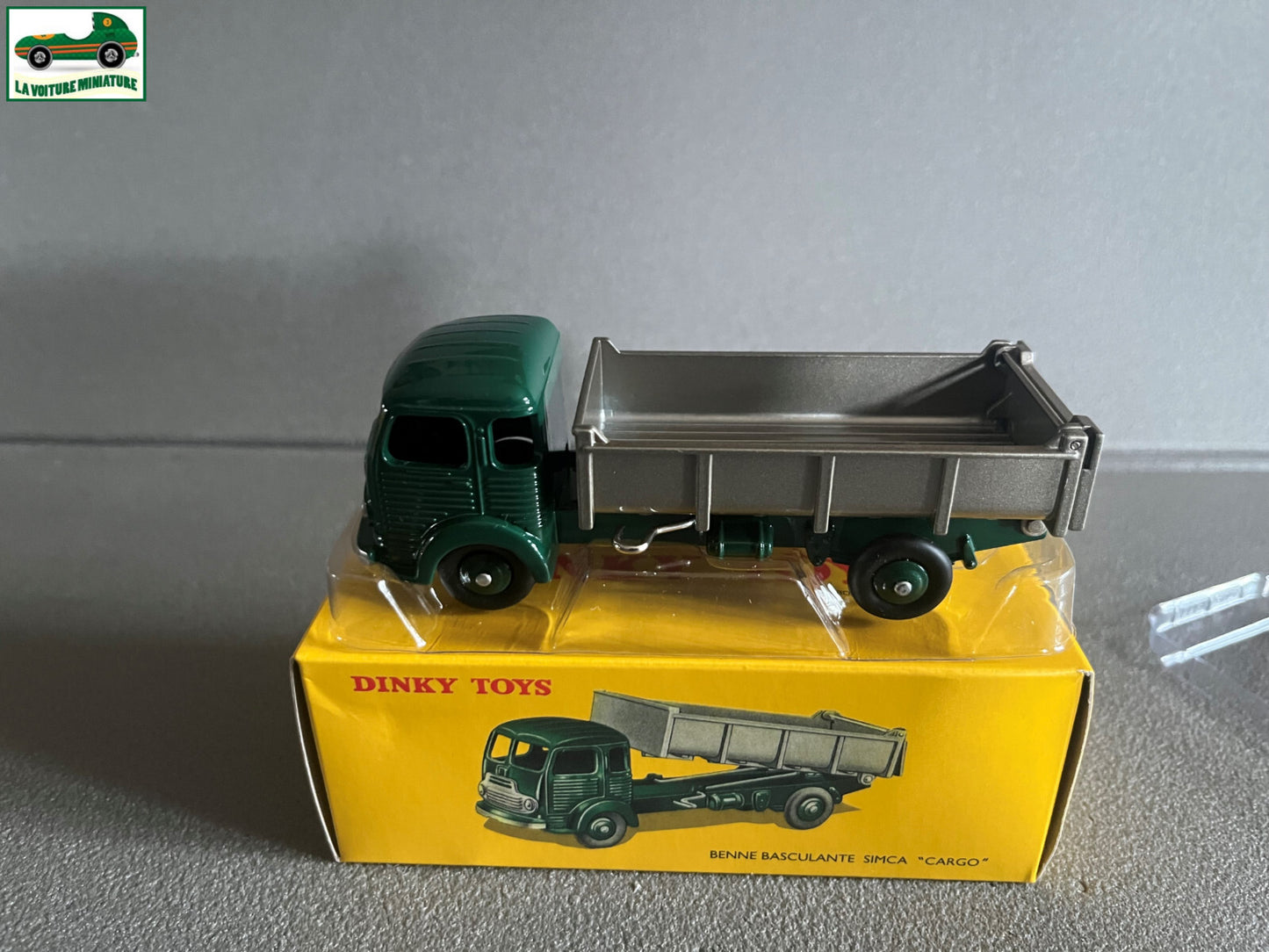 Voiture miniature Camion Benne Basculante Simca Cargo 33B Dinky Toys Atlas