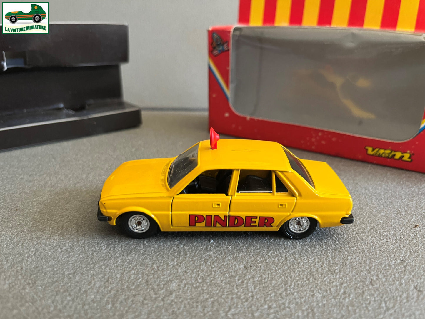 Voiture Miniature Peugeot 305 Pinder Verem au 1/43