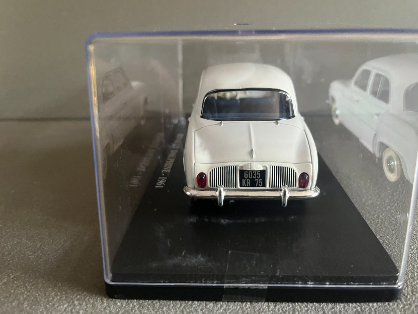 Voiture miniature Renault Dauphine 1961 au 1/24