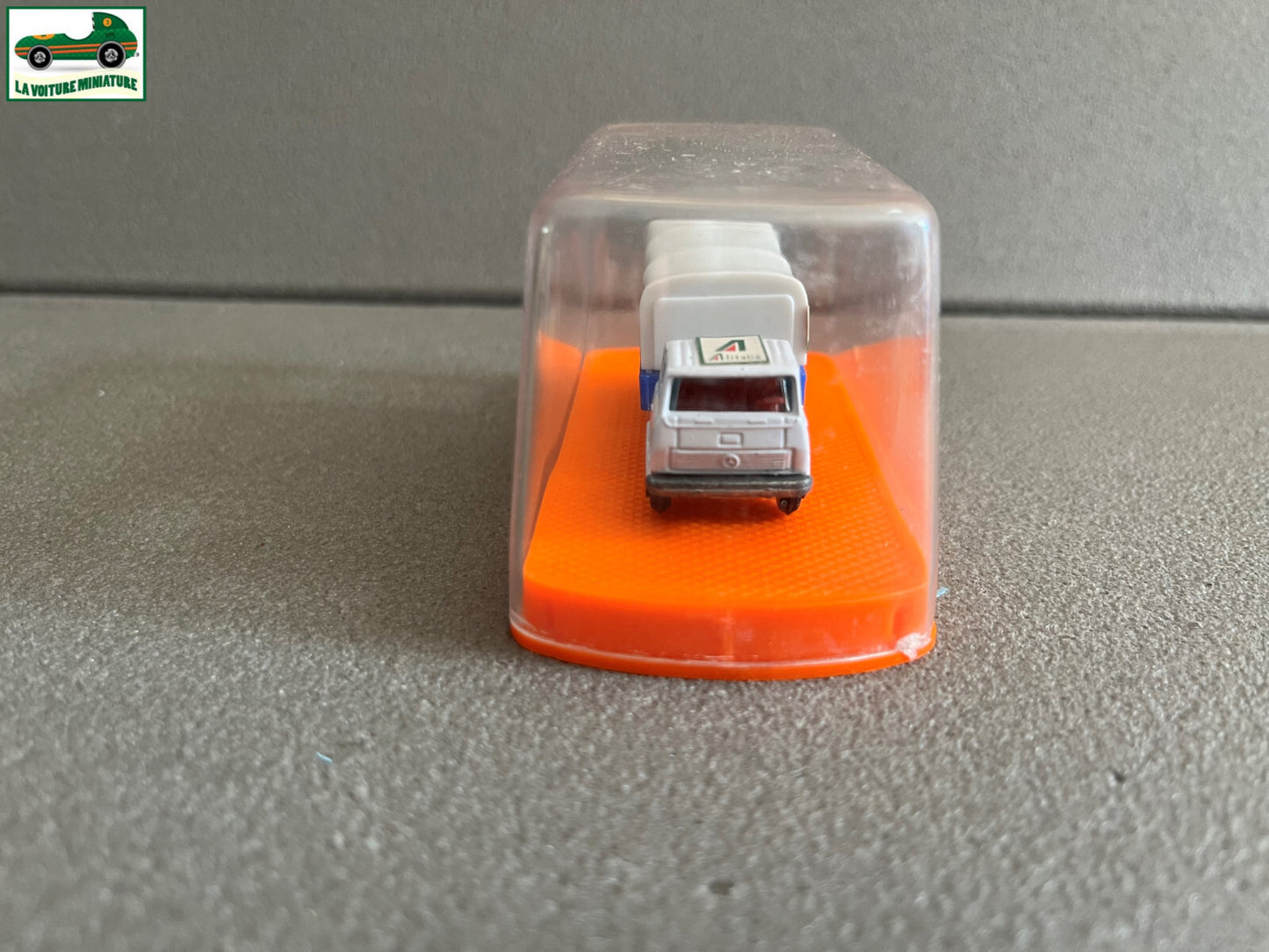 Voiture miniature Camion Mercedes Aeroport Guiloy Spain Echelle 1/124 Majorette