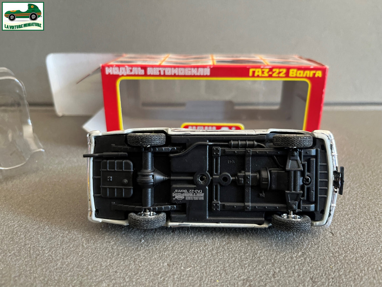Voiture miniature GAZ M22 Volga grise Nash Avtoprom Russe EST au 1/43 Défauts