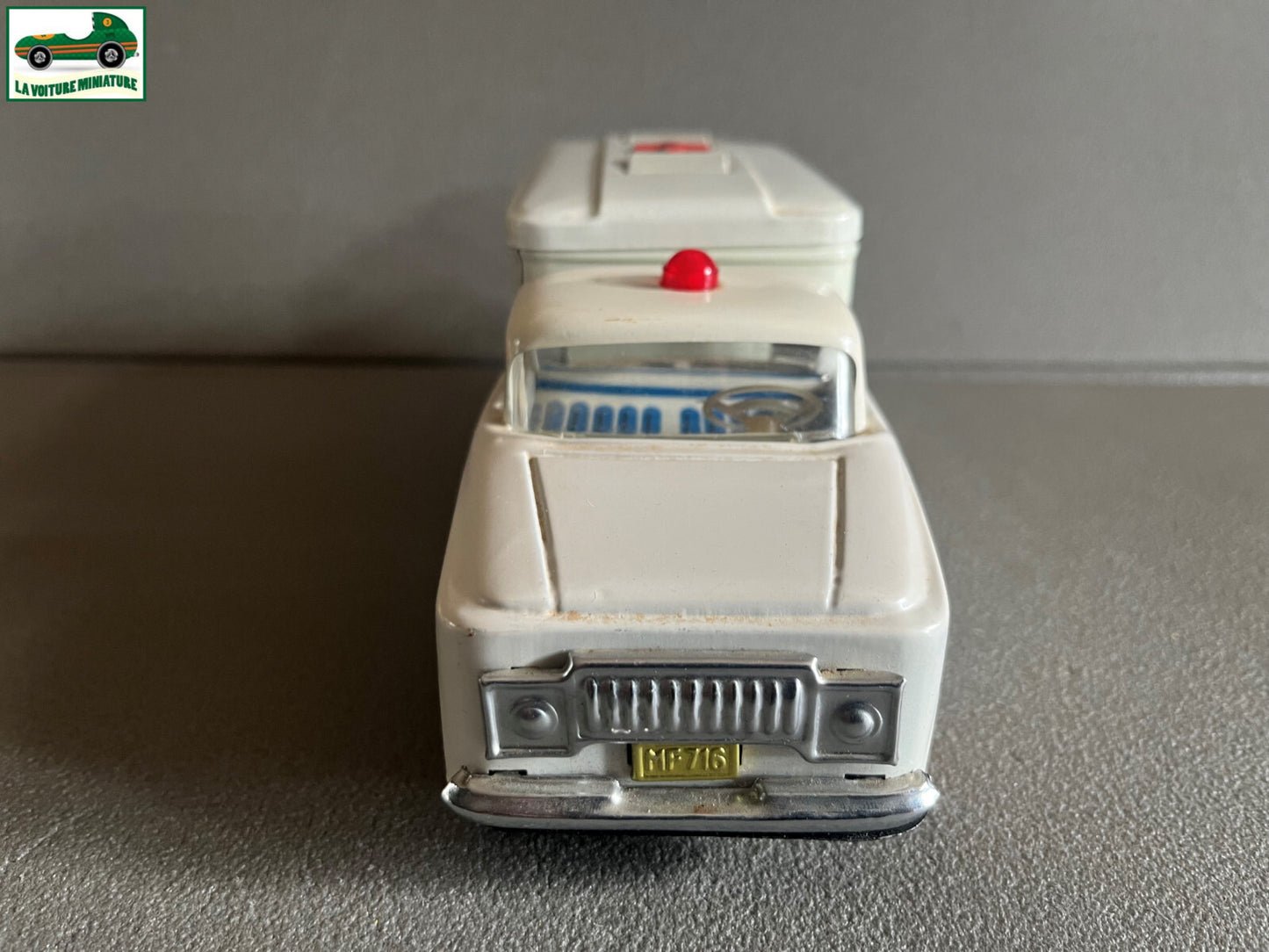 Ancien Jouet Voiture MF716 Ambulance Made in China Tole Metal à Friction