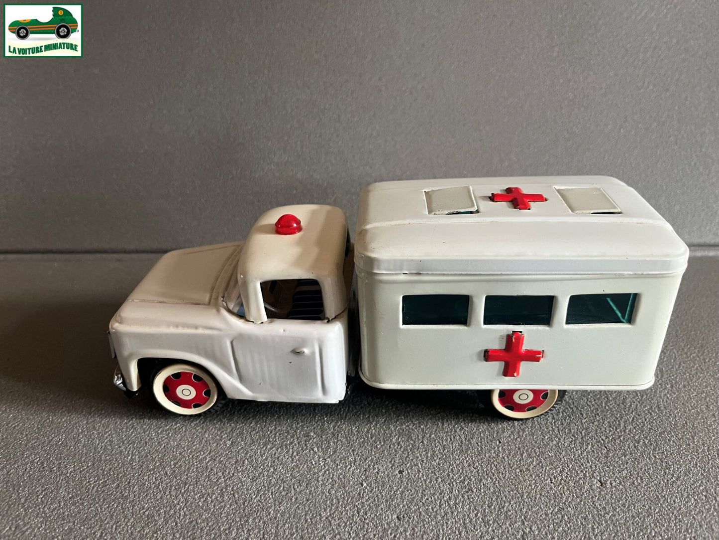 Ancien Jouet Voiture MF716 Ambulance Made in China Tole Metal à Friction