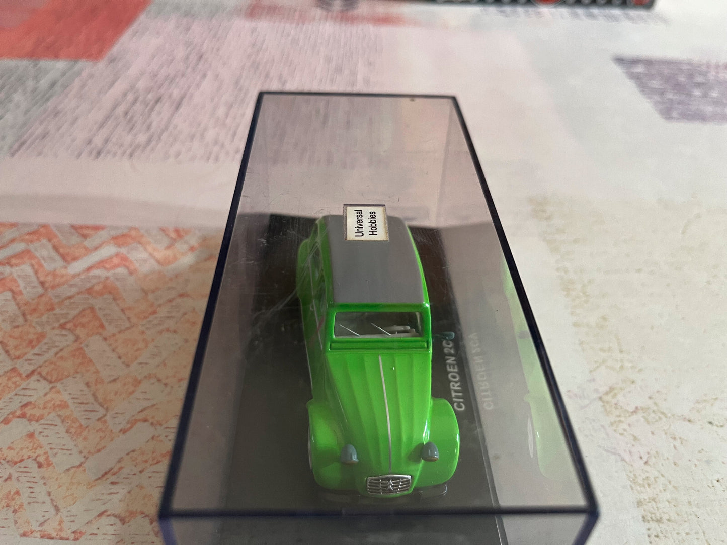 Voiture Miniature Citroen 2CV Verte Universal Hobbies 1/43