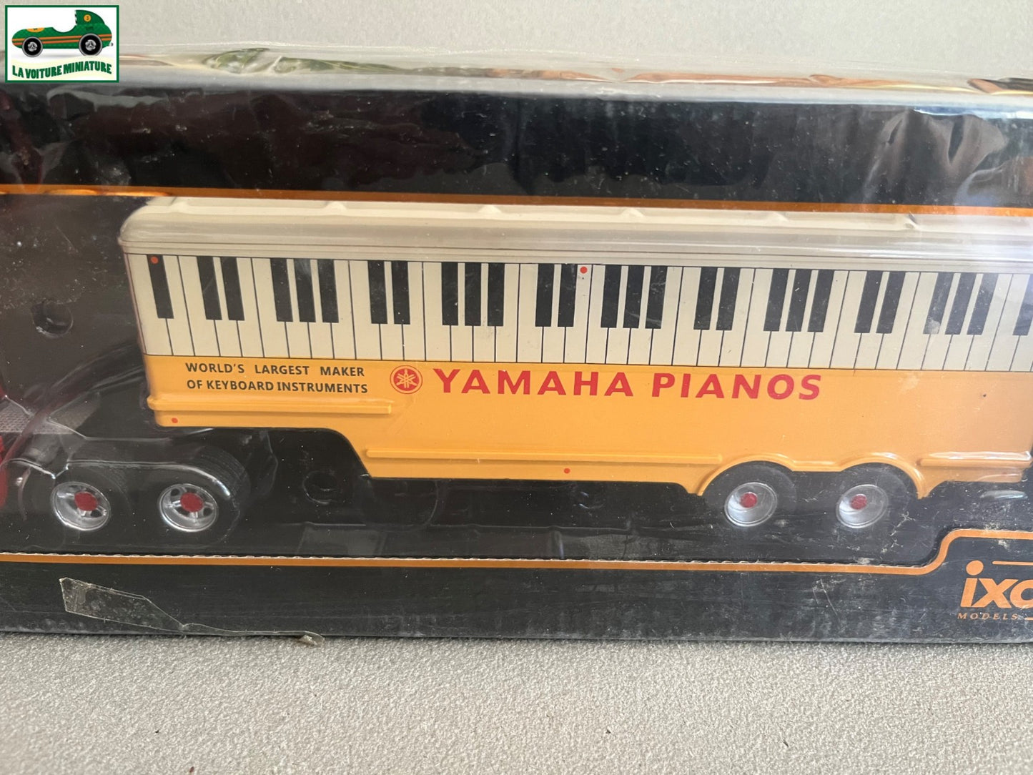 Semi Remorque International Harvester DCOF-405 1959 Piano Yamaha Ixo au 1/43