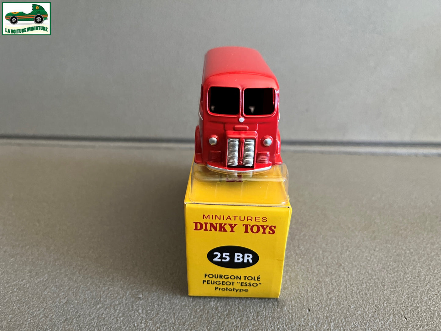 Voiture miniature Fourgon Tolé Peugeot Esso 25 BR Deagostini Dinky Toys 1/43