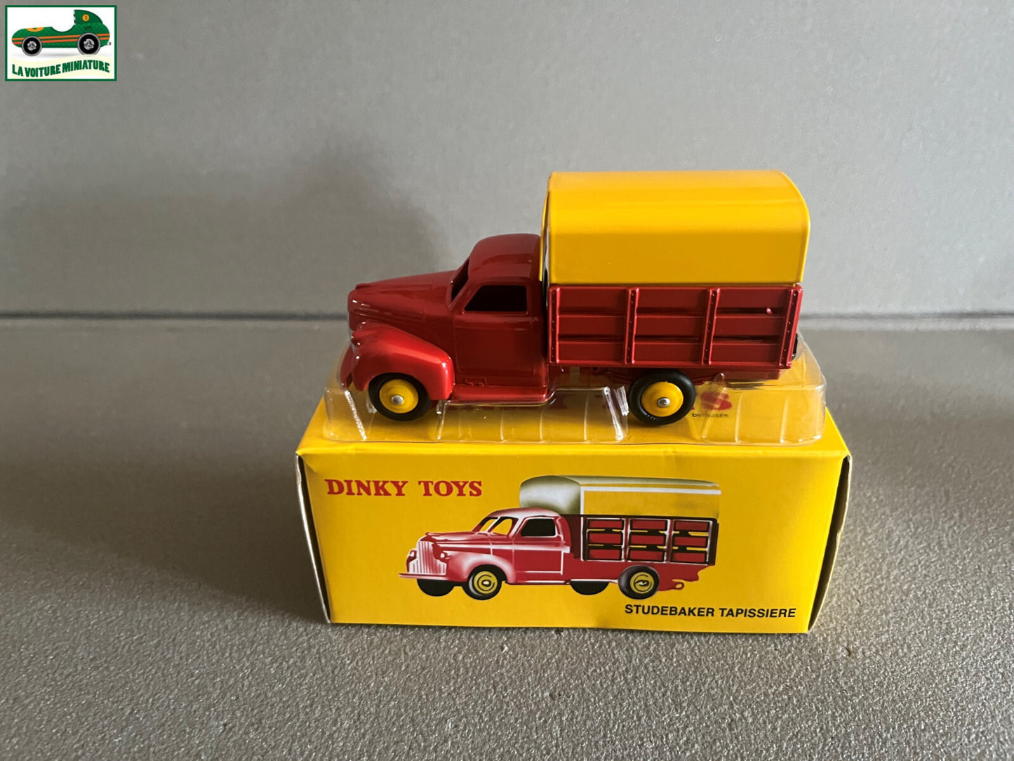Voiture miniature Camion Studebaker Tapissiere 25L Dinky Toys Atlas