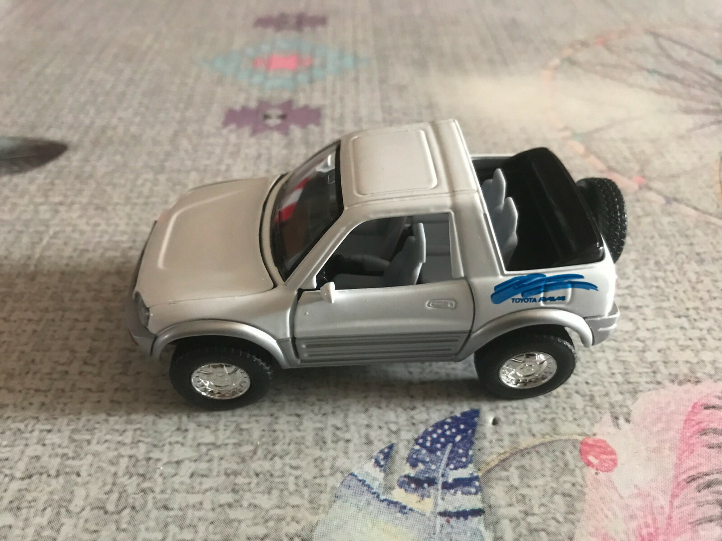 Voiture miniature Toyota RAV4 RAV 4 Cabriolet Kinsmart à Friction au 1/32
