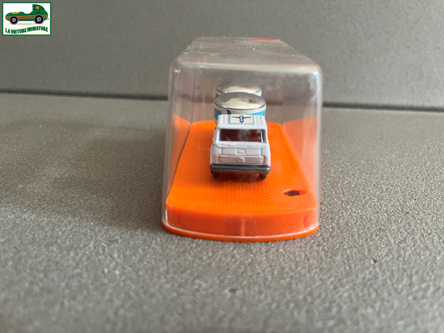 Voiture miniature Camion Mercedes Aeroport Guiloy Spain Echelle 1/124 Majorette
