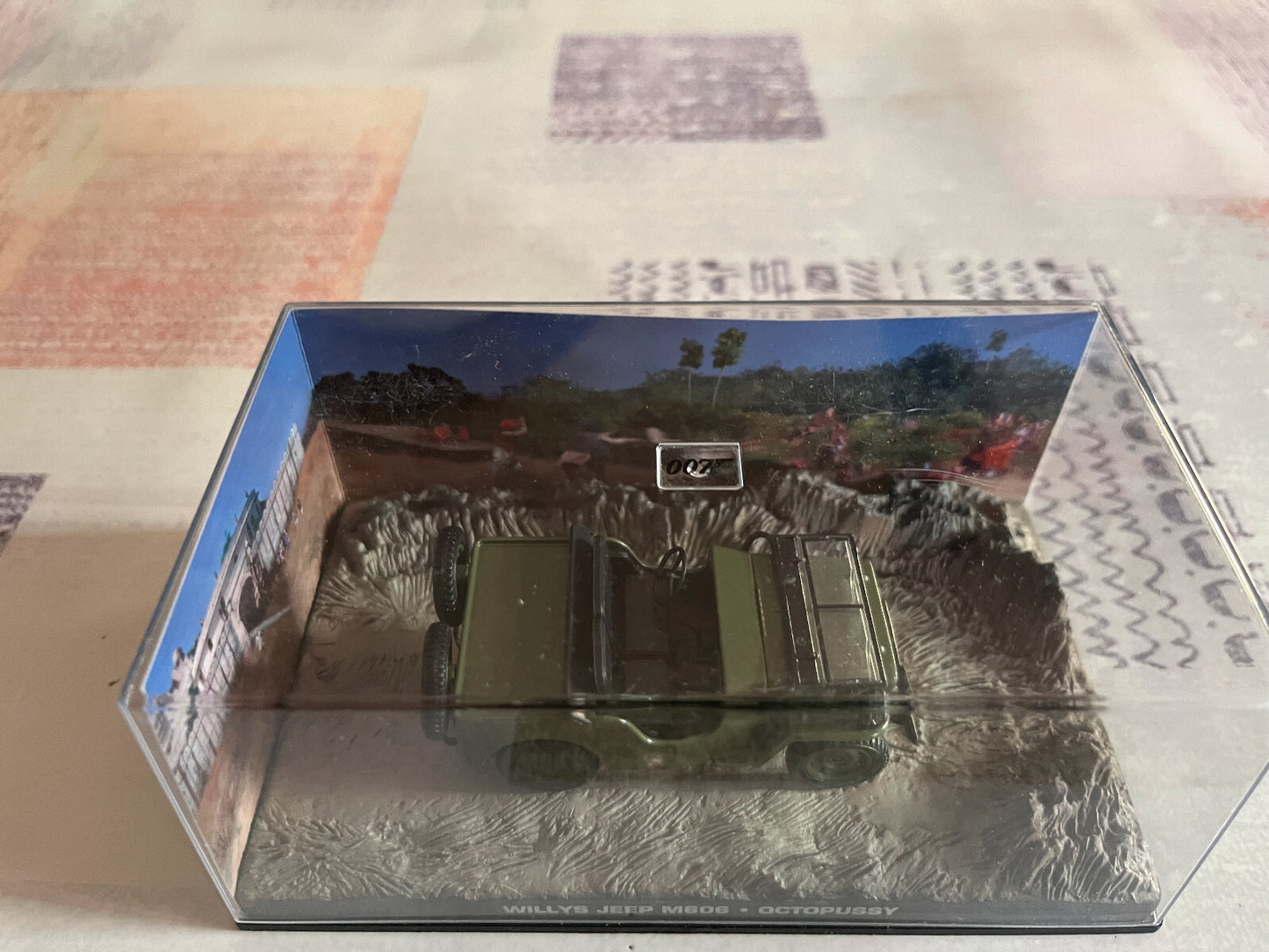 Voiture miniature Willys Jeep M606 Octopussy James Bond 007 1/43