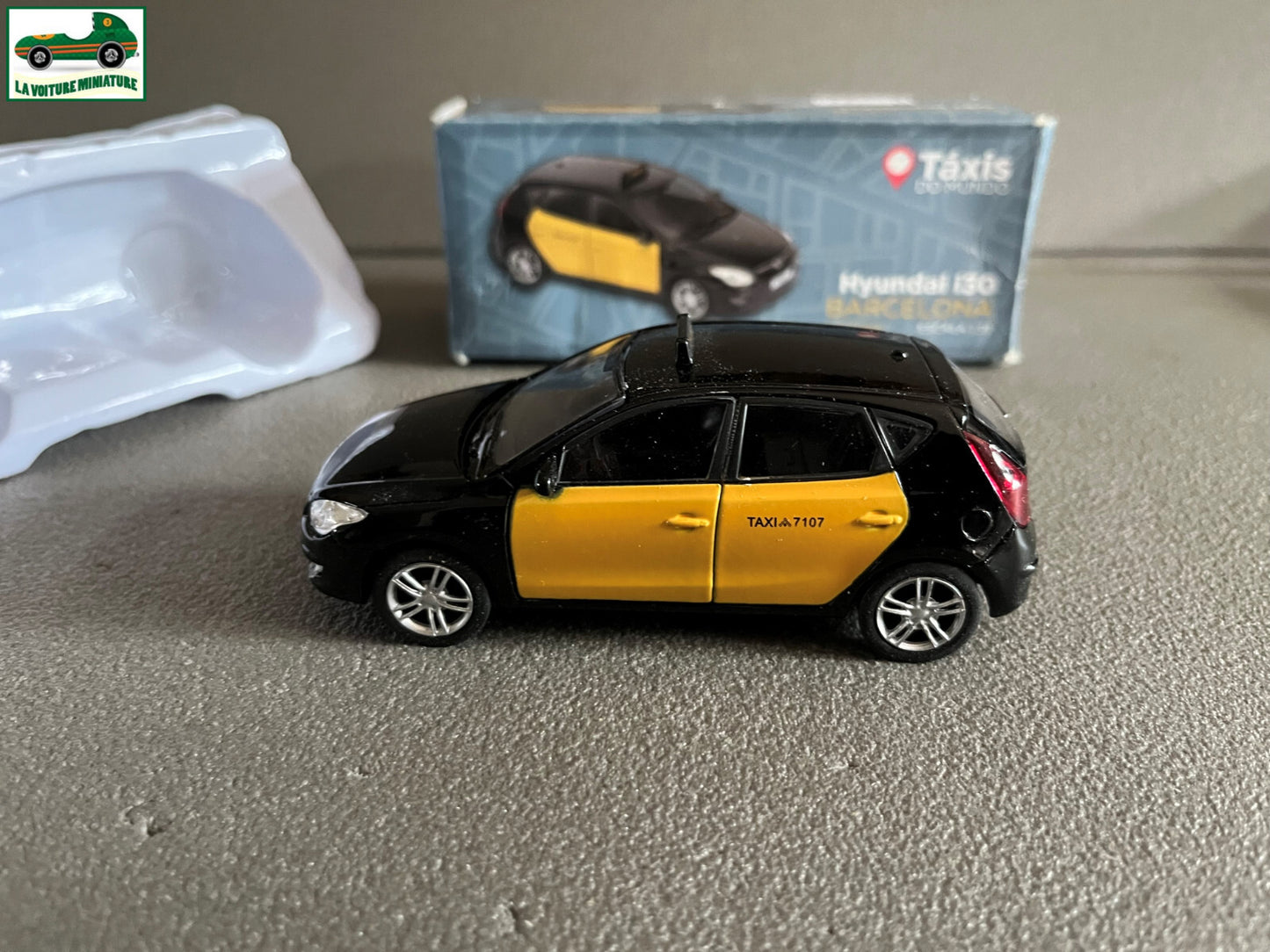 Voiture Miniature Hyundai I30 Barcelone Taxi du Monde Welly au 1/38