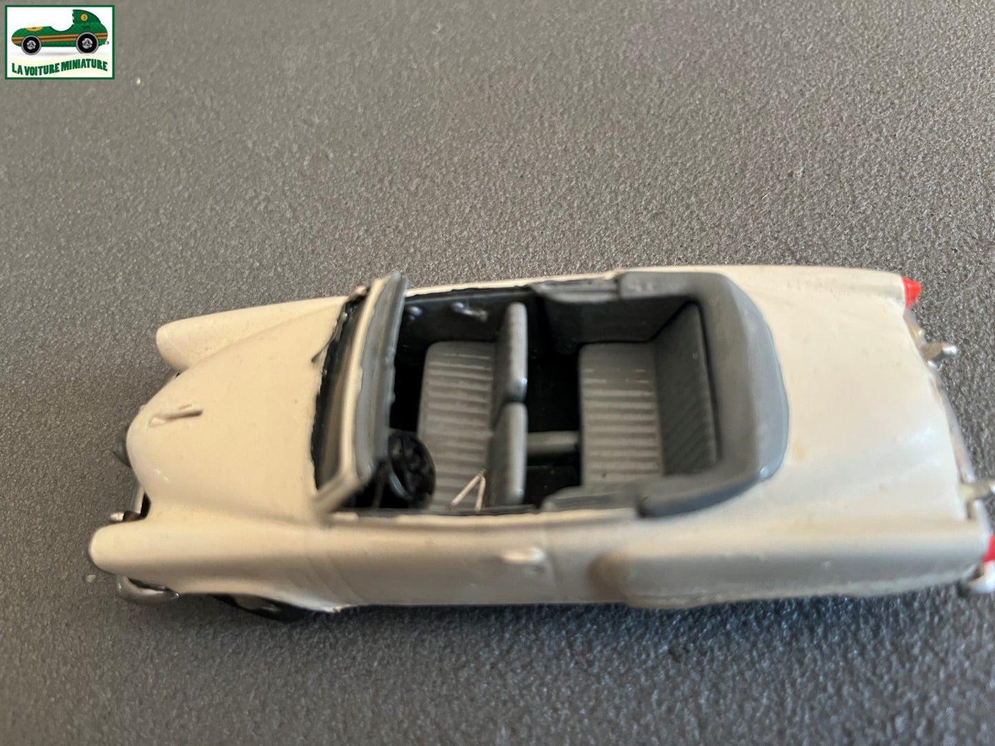 Voiture Miniature Kit monté Studebaker 51 Provence Moulage au 1/43 Défauts