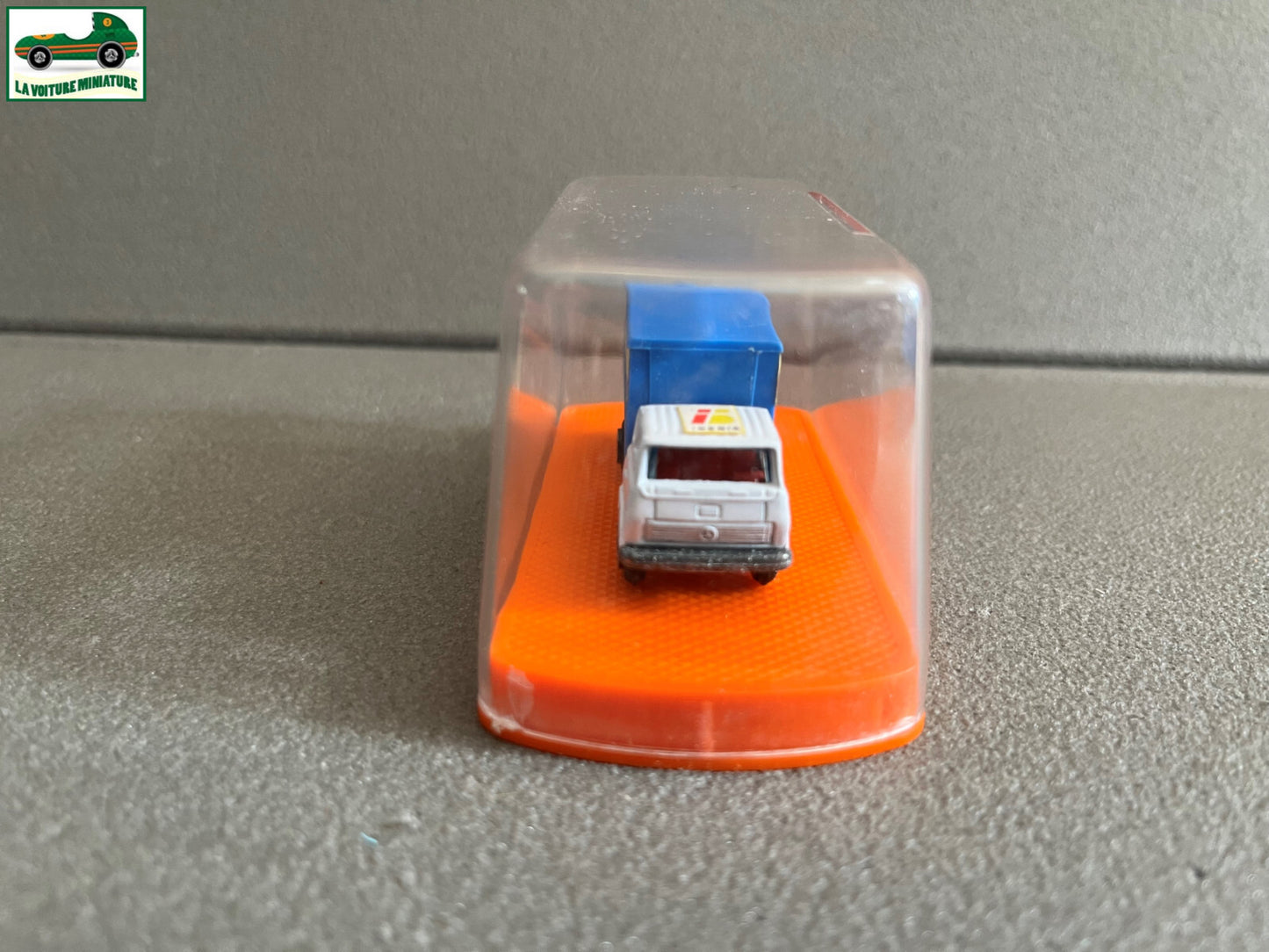 Voiture miniature Camion Mercedes Aeroport Guiloy Spain Echelle 1/124 Majorette