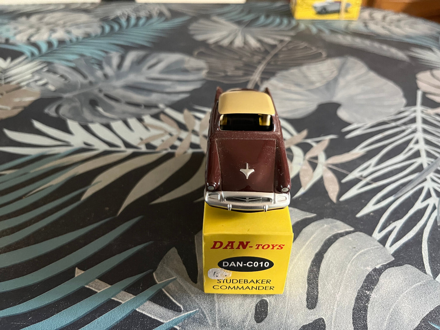 Voiture miniature Studebaker Commander Dan Toys Dinky au 1/43