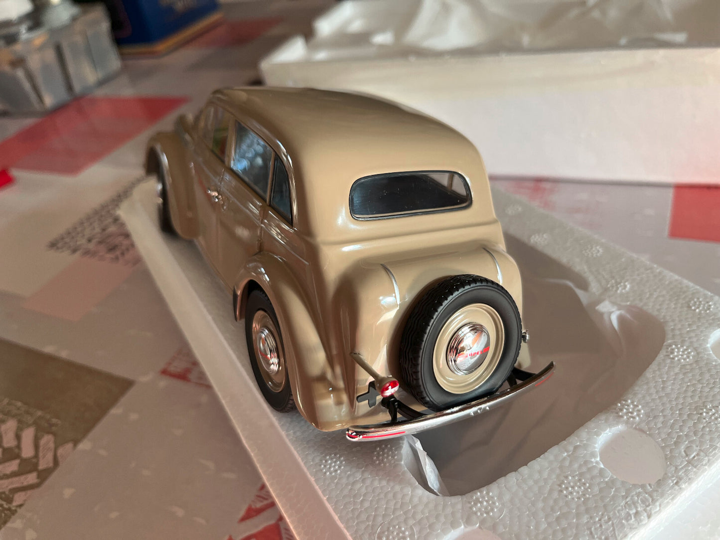 Voiture miniature Opel Kadett K38 Beige KK Scale au 1/18
