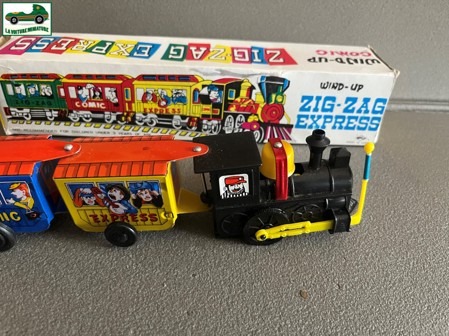 Ancien Jouet de Bazar Plastique Mécanisme Clé Train Zig Zag Express Comic Corée