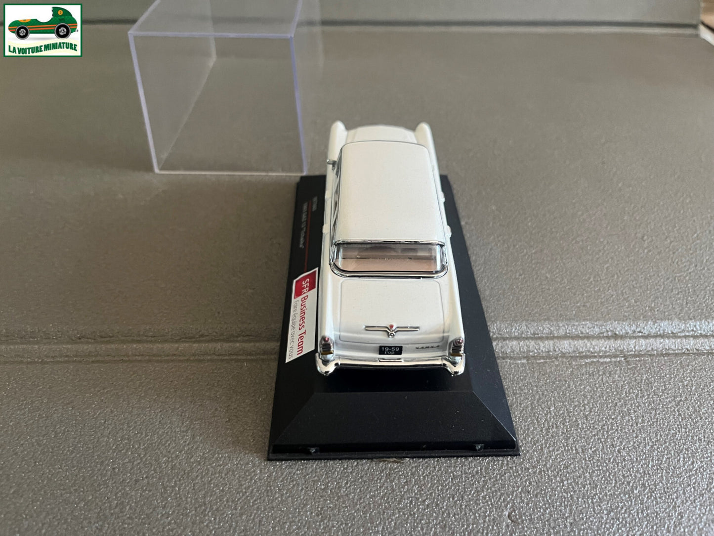 Voiture miniature 1965 Gaz 13 Tchaika IST au 1/43