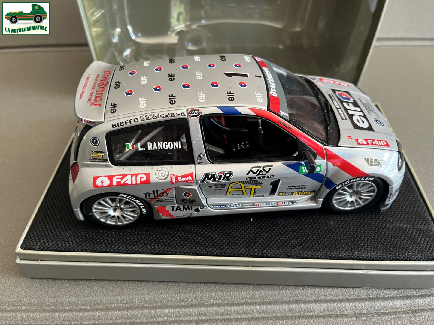 Voiture miniature Renault Clio Sport V6 Rangoni Universal Hobbies au 1/18