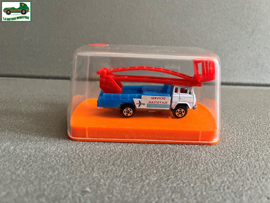 Voiture miniature Camion Mercedes Aeroport Guiloy Spain Echelle 1/124 Majorette