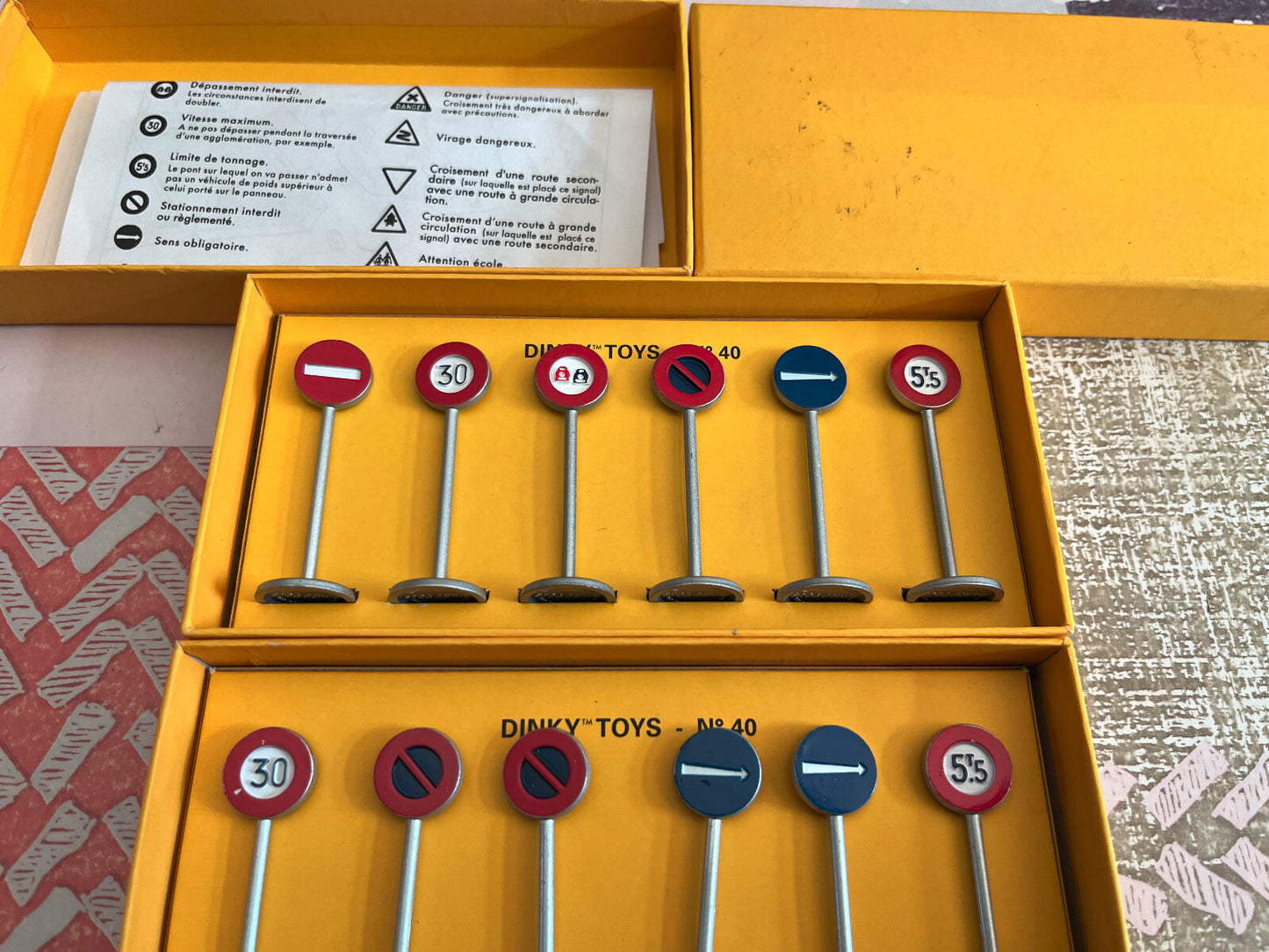 Voiture miniature Lot de 12 Panneaux de Signalisation Routière Dinky Toys Atlas