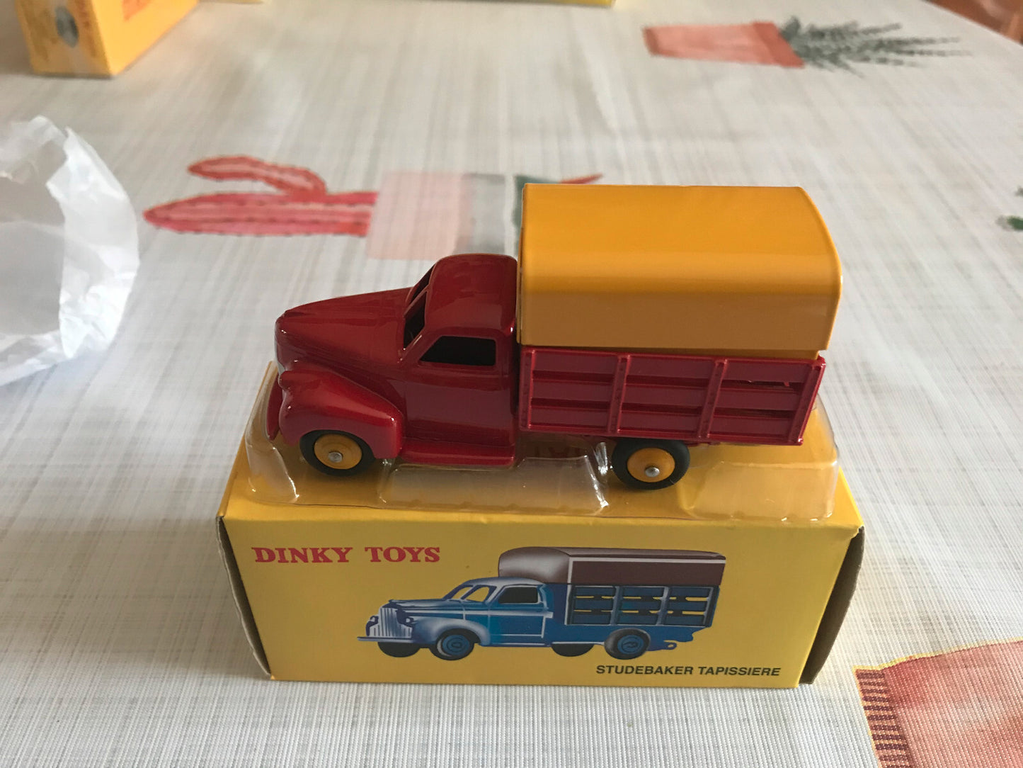 Voiture miniature Camion Studebaker Tapissiere Dinky Toys Atlas