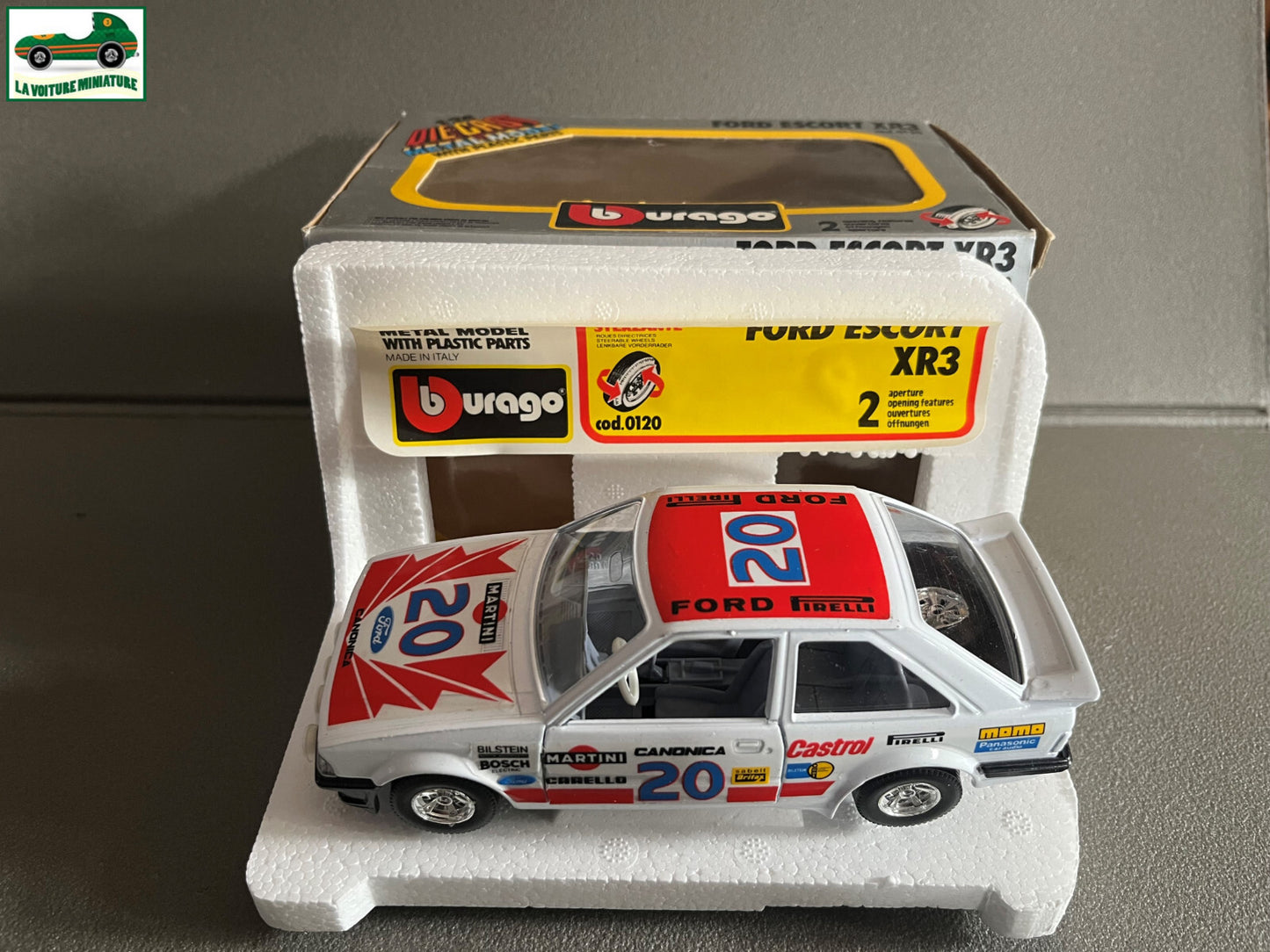 Ancienne Voiture miniature Ford Escort XR3 cod. 0120 Burago au 1/24