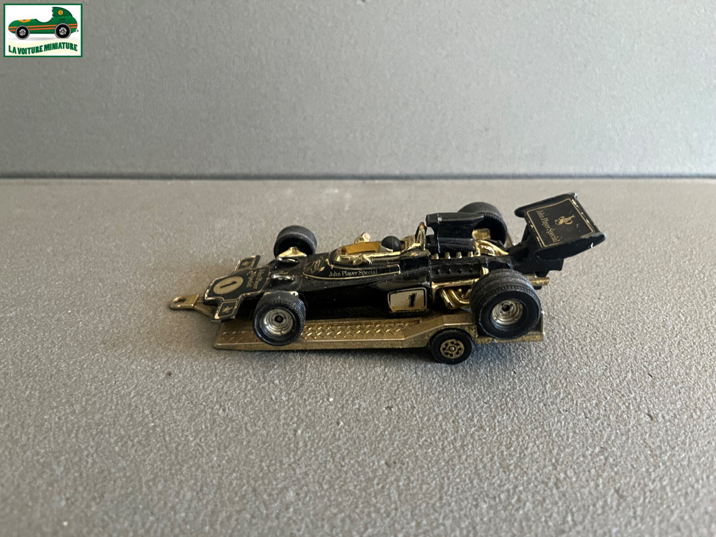 Ancienne Miniature Voiture F1 John Player + Remorque Corgi WhizzWheels au 1/36