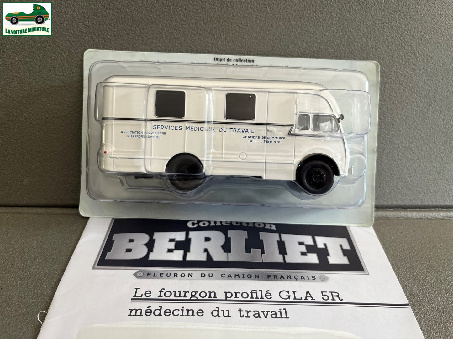 Voiture miniature Camion Berliet GLA 5R Medecine Travail Hachette 1/43