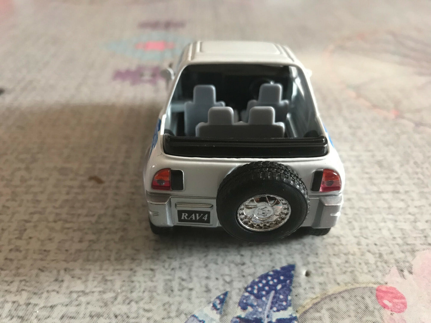 Voiture miniature Toyota RAV4 RAV 4 Cabriolet Kinsmart à Friction au 1/32
