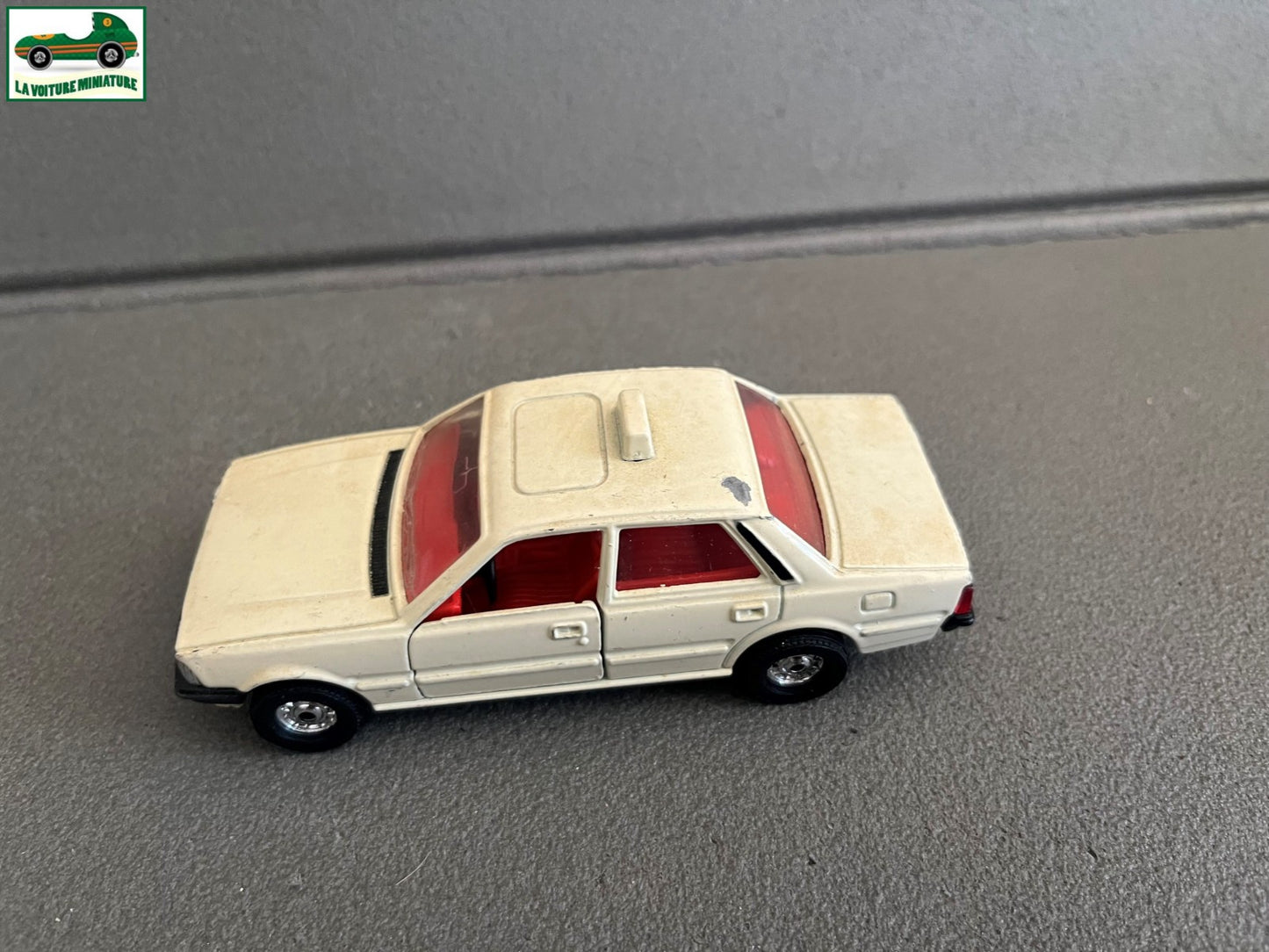 Voiture Miniature Peugeot 505 STI Taxi Corgi Made in GT Britain au 1/35 1/36