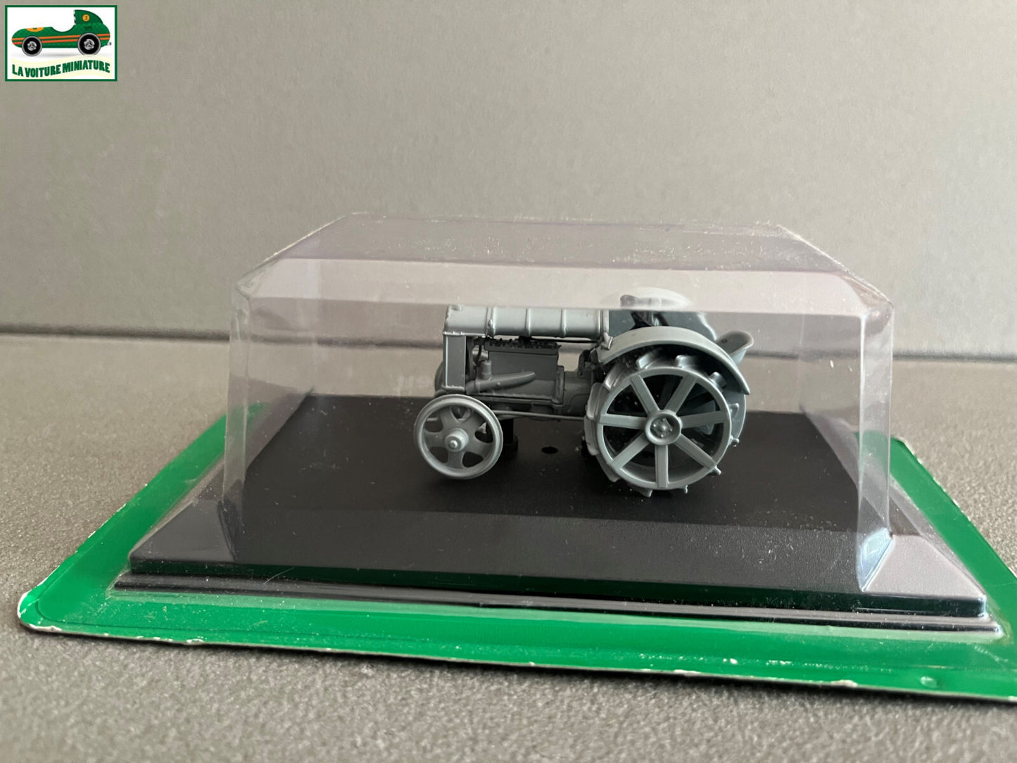 Voiture miniature Tracteur Agricole Russe URSS Fordson Putilovets Hachette 1/43
