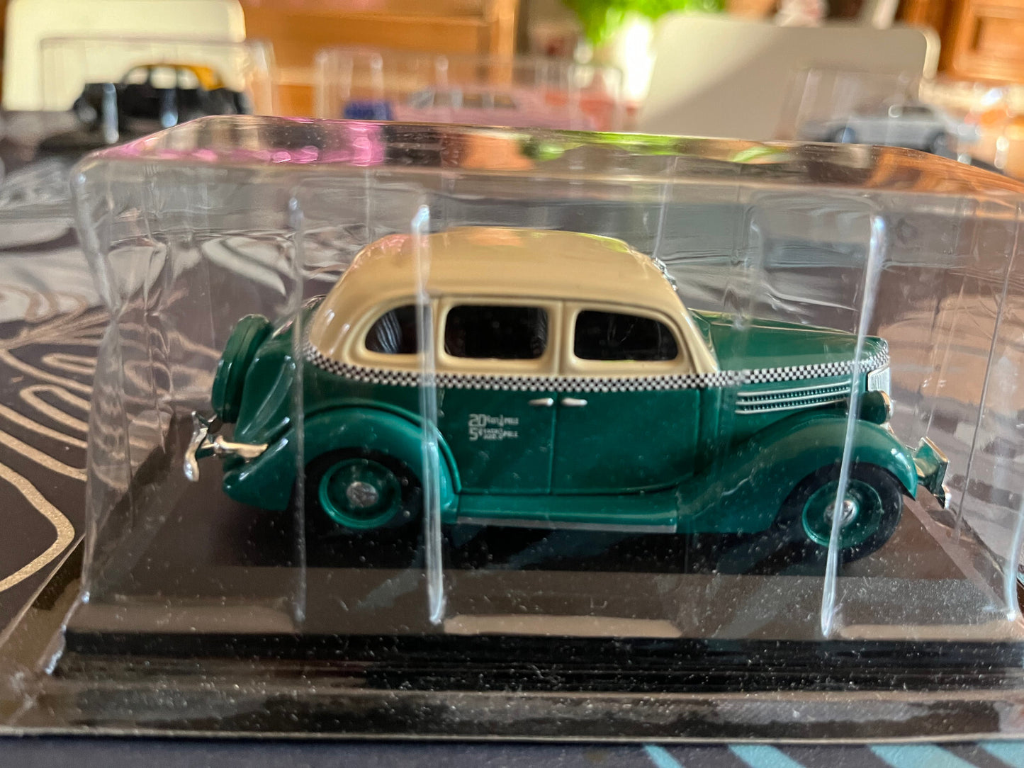 Voiture Miniature Ford V8 Chicago 1936 Taxi Du Monde au 1/43 Altaya