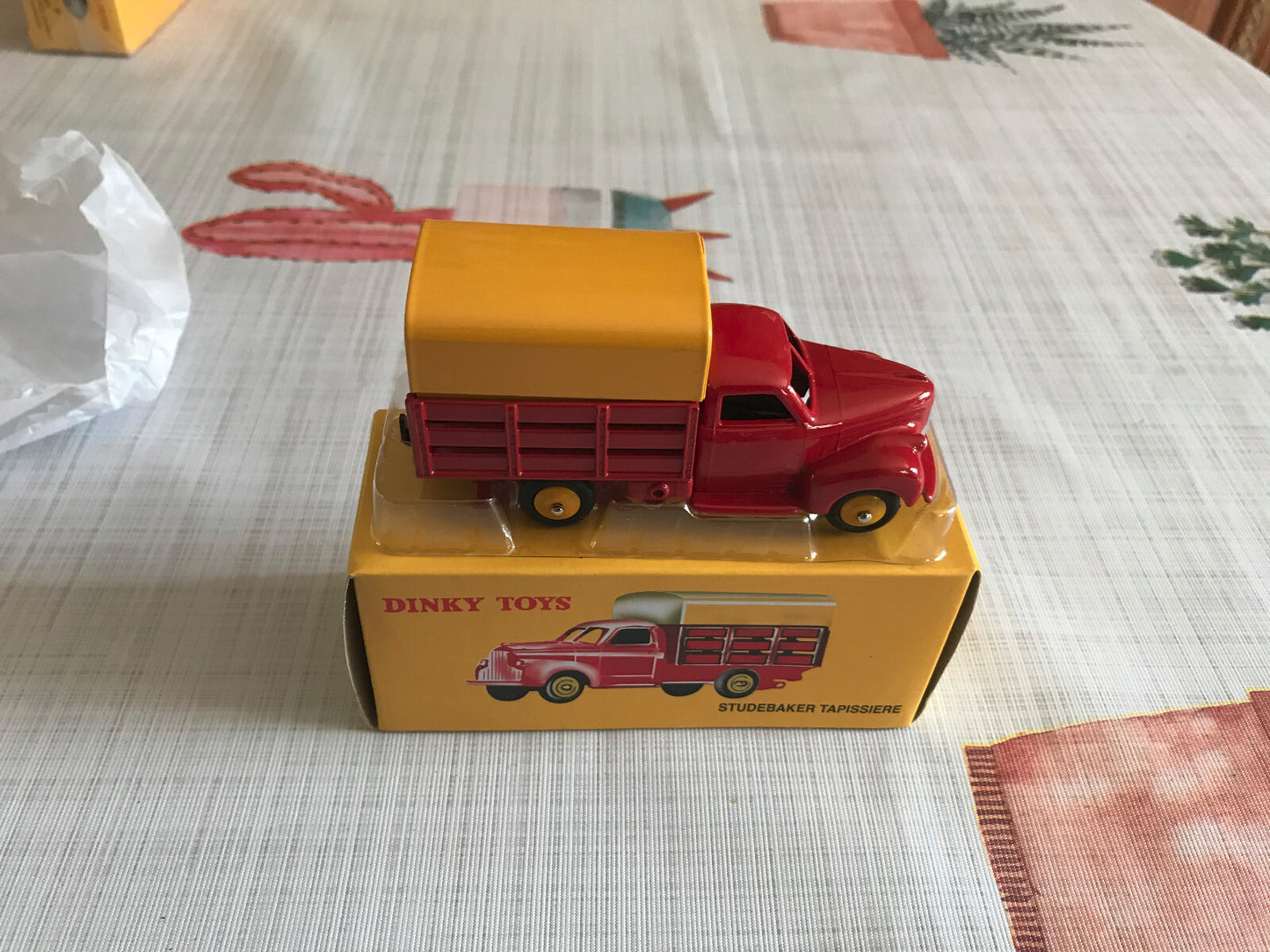 Voiture miniature Camion Studebaker Tapissiere Dinky Toys Atlas