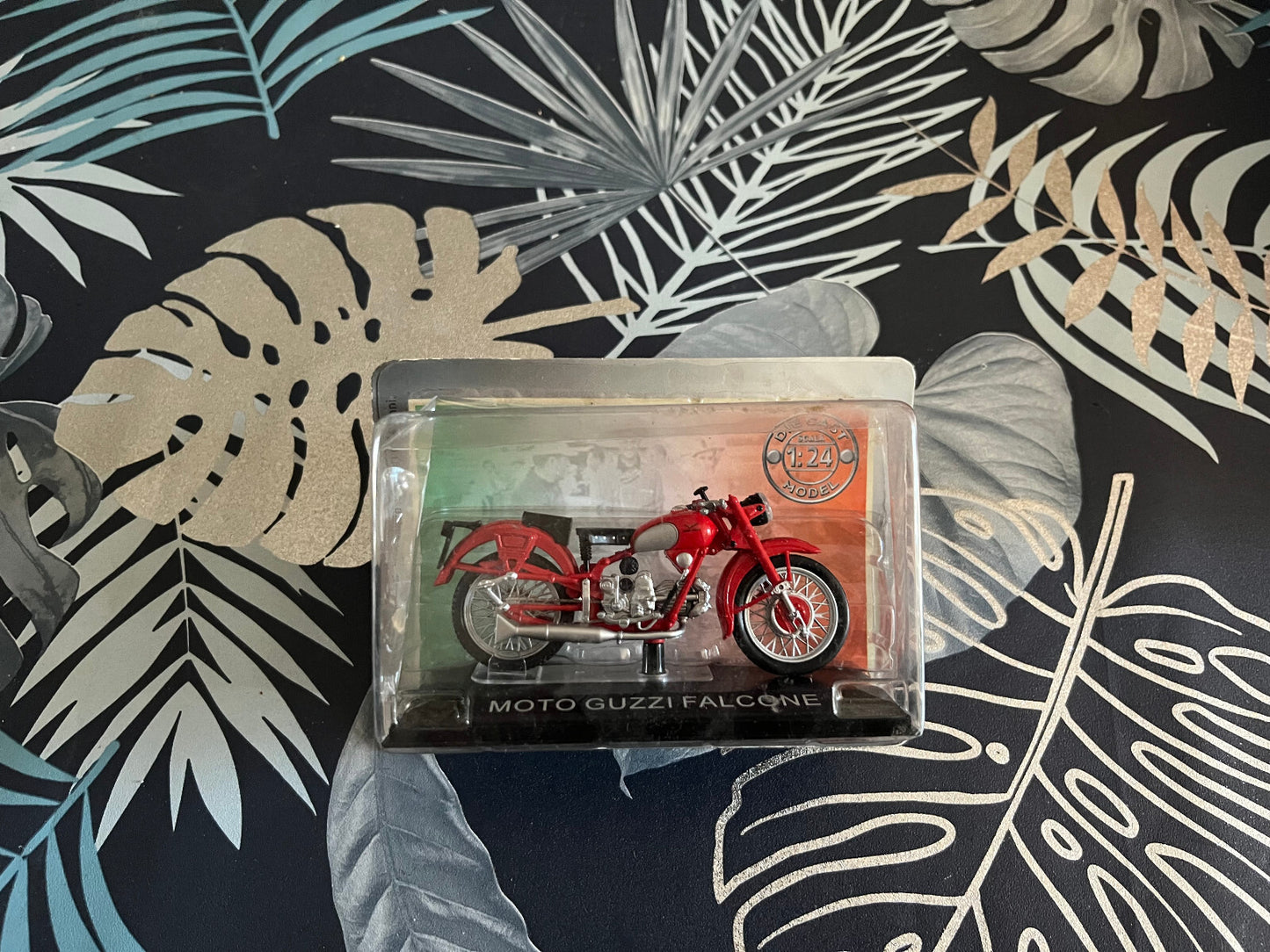 Moto miniature Guzzi Falcone Italienne 1/24