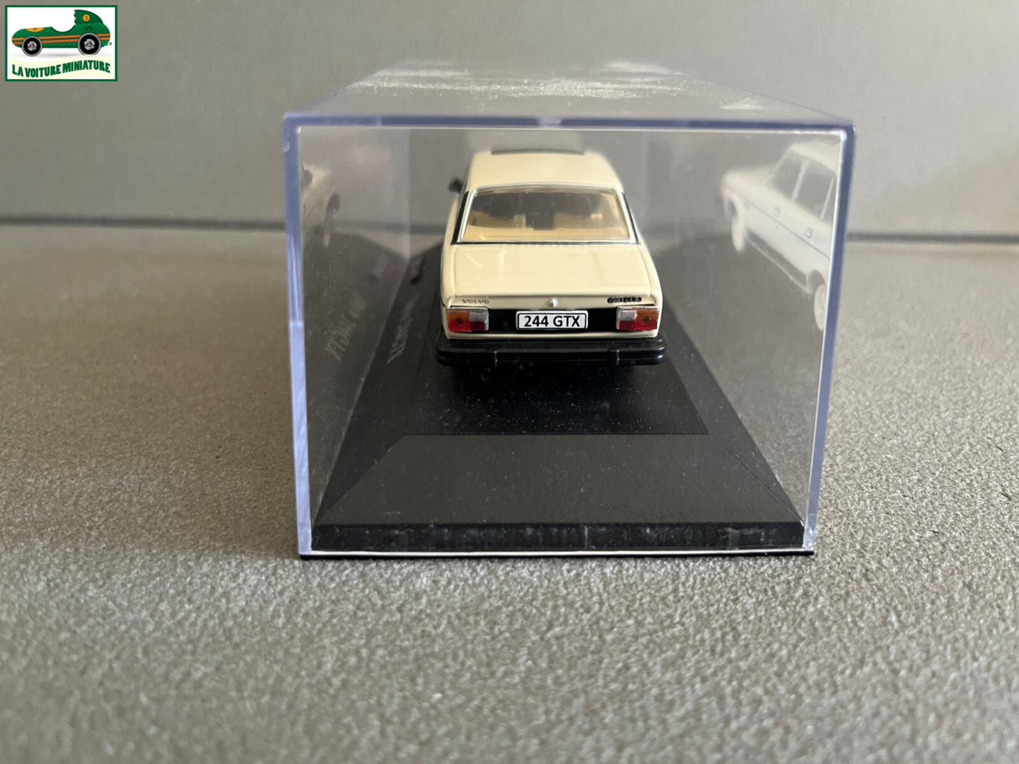 Voiture Miniature Volvo 244 GTX au 1/43
